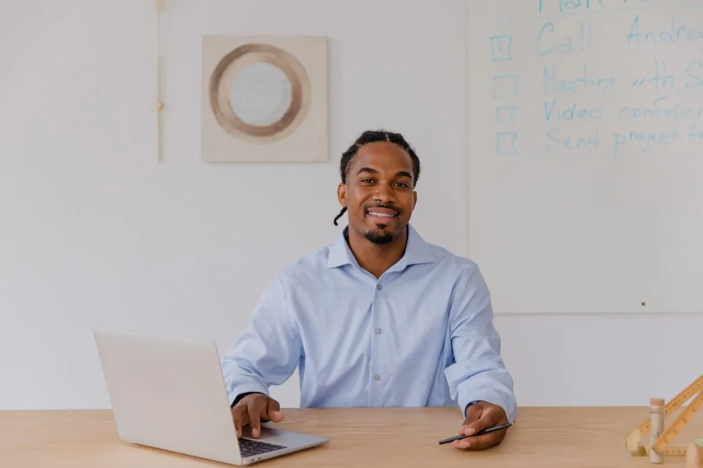 Dono de pequeno negócio no notebook no escritório