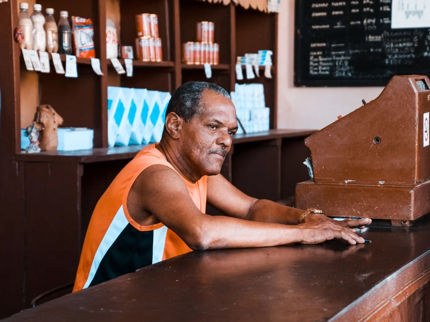 Dono de pequeno negócio no bar