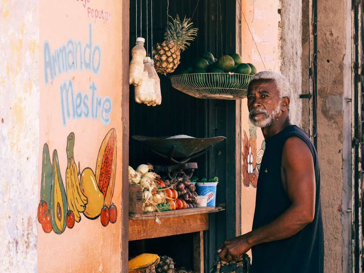 Dono de pequeno negócio na frutaria