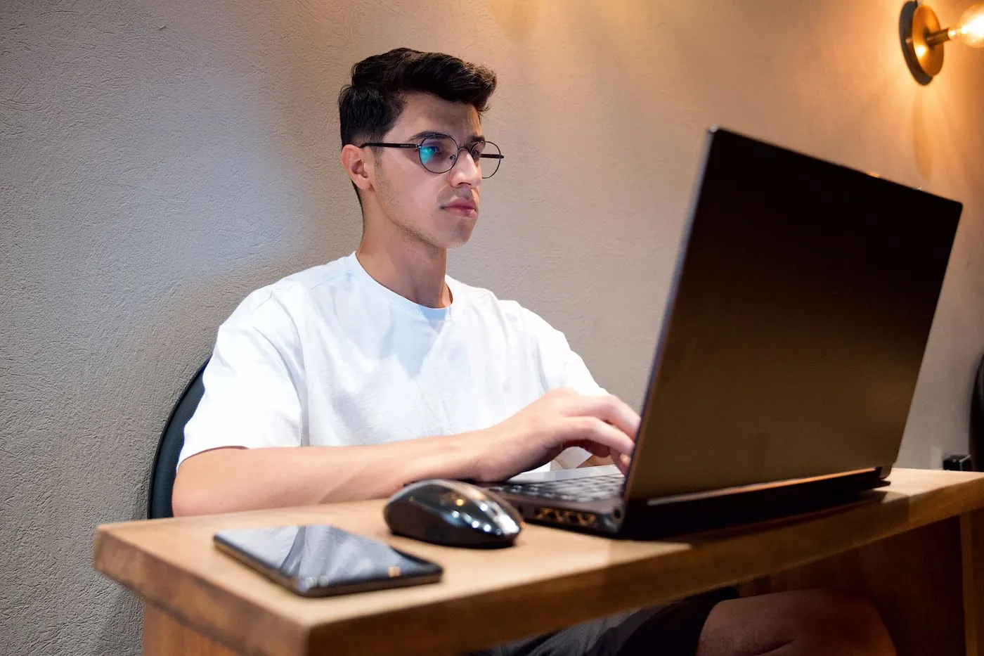 Dono de pequeno negócio no notebook no escritório