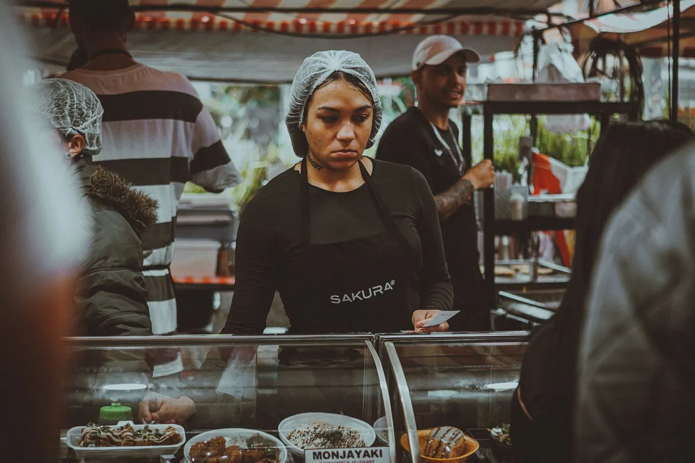 Dona de pequeno negócio na cozinha do restaurante