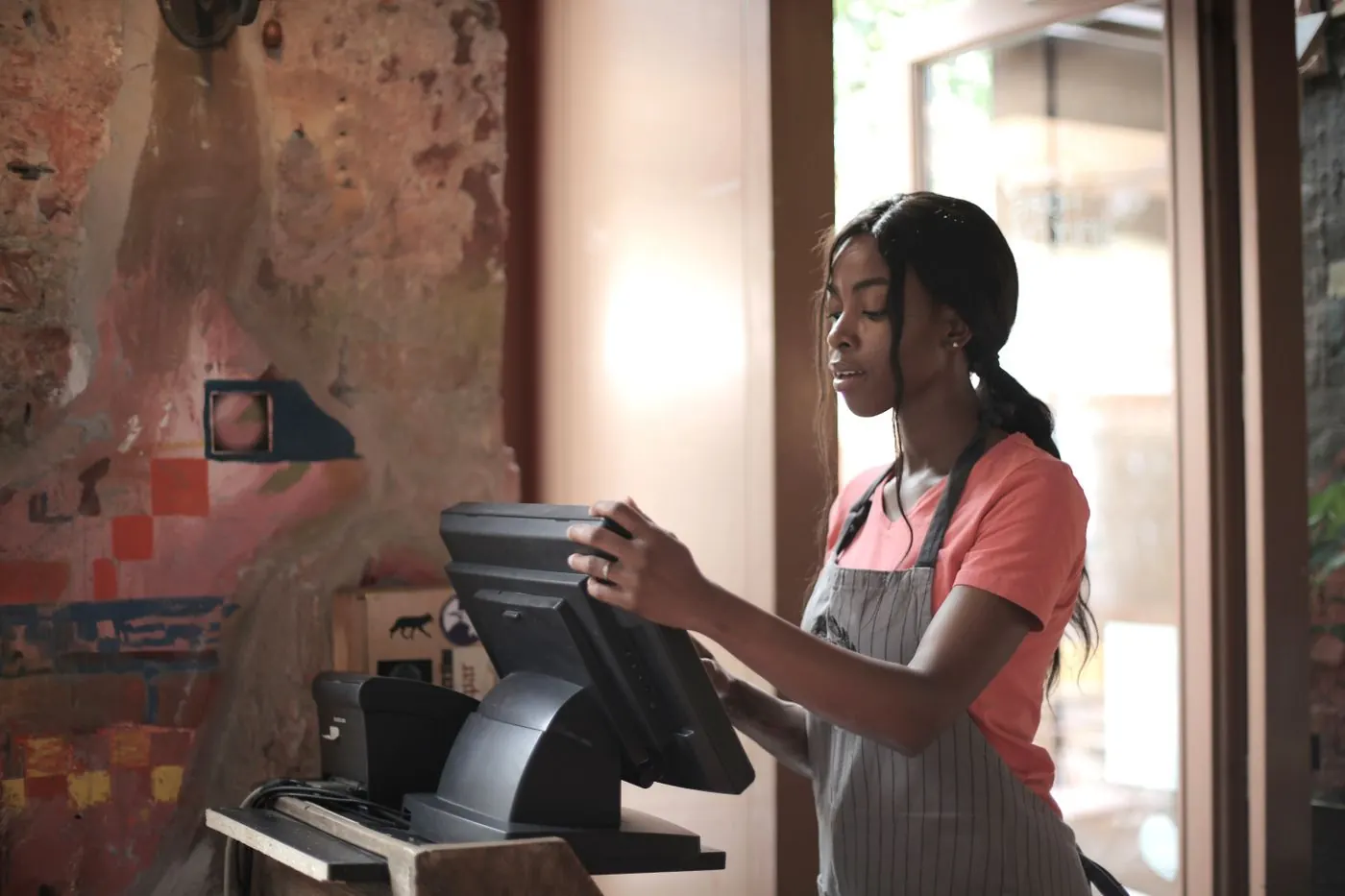 Dona de pequeno negócio na cozinha do restaurante