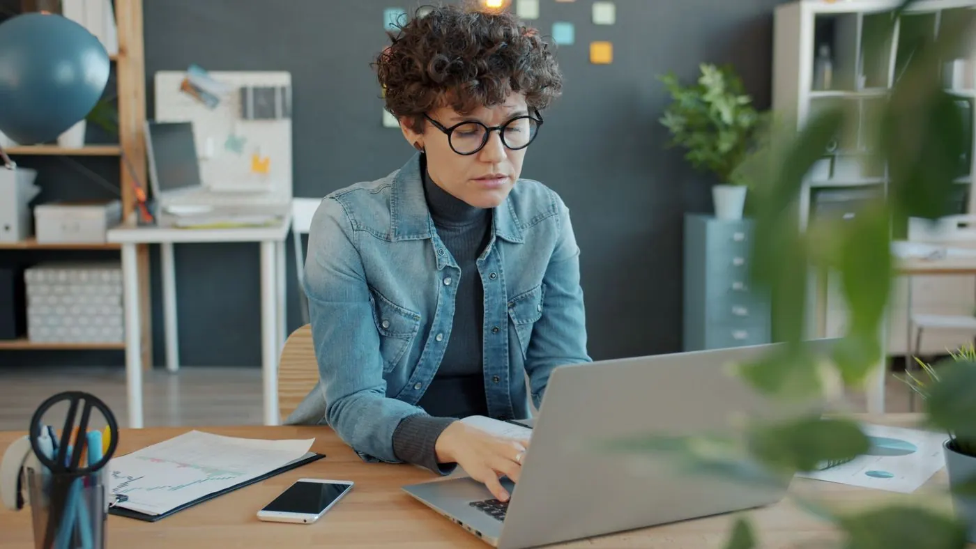Dona de pequeno negócio no notebook no escritório