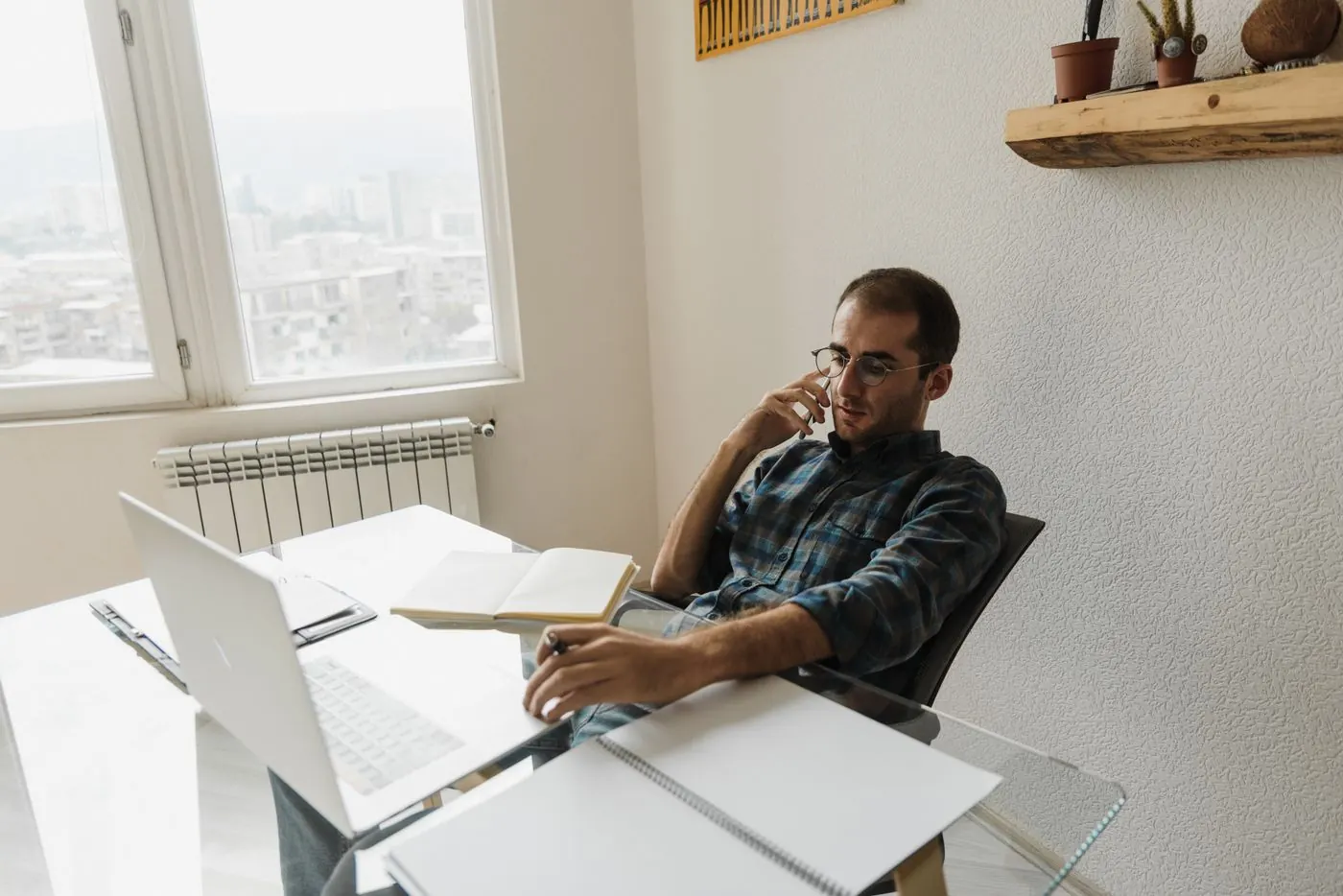 Dono de pequeno negócio no notebook no escritório