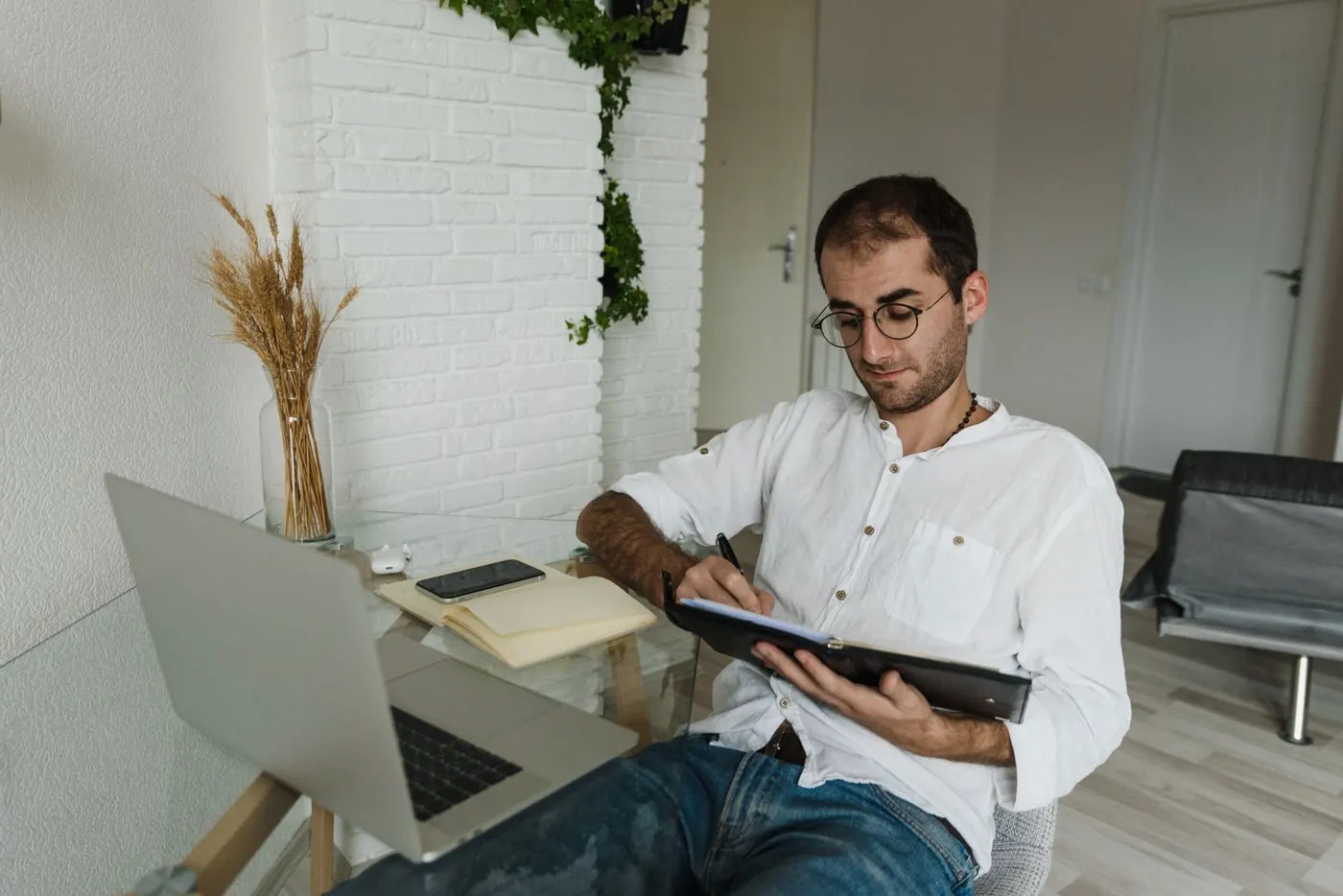 Dono de pequeno negócio no escritório
