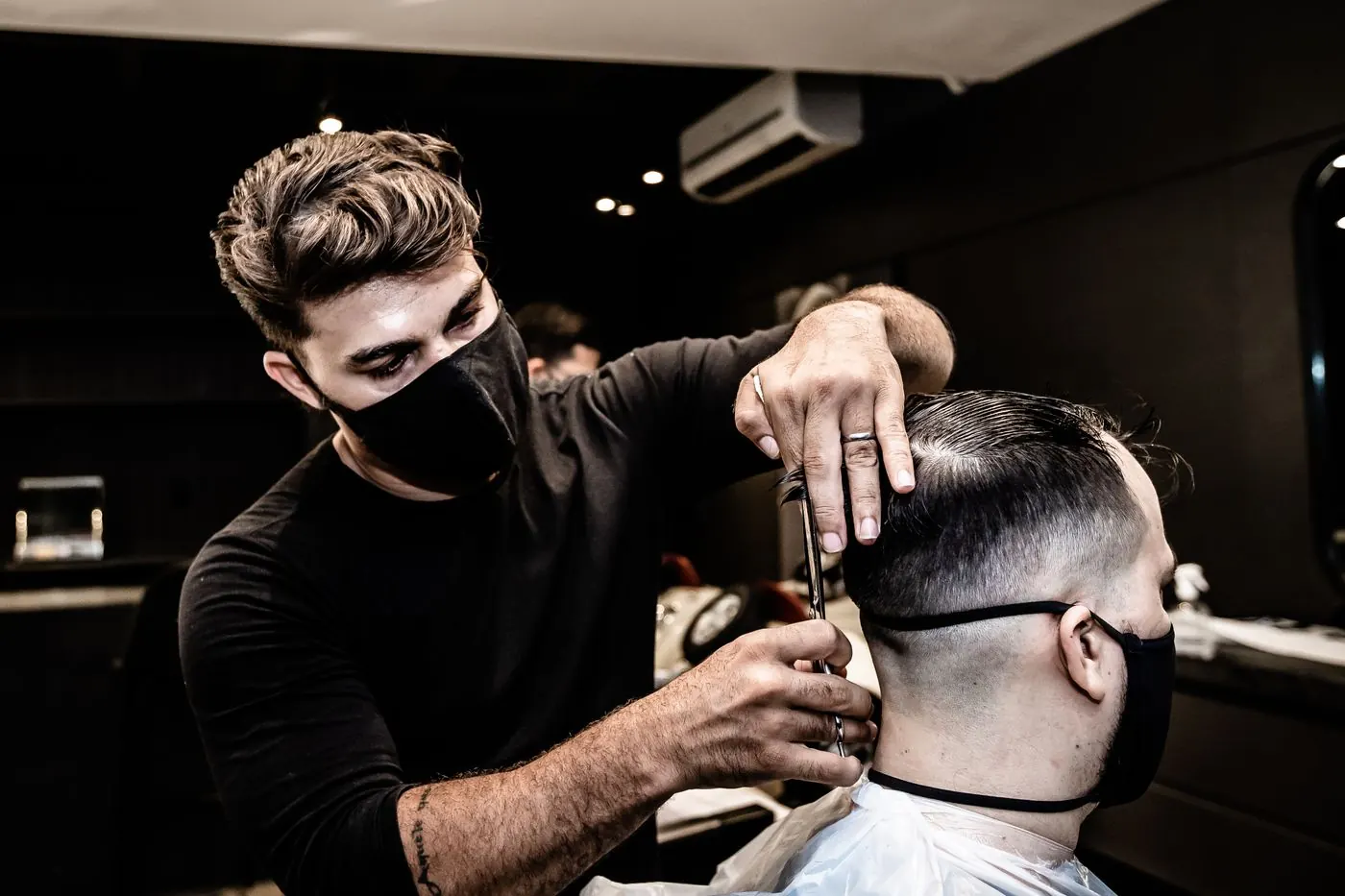 Dono de pequeno negócio na barbearia