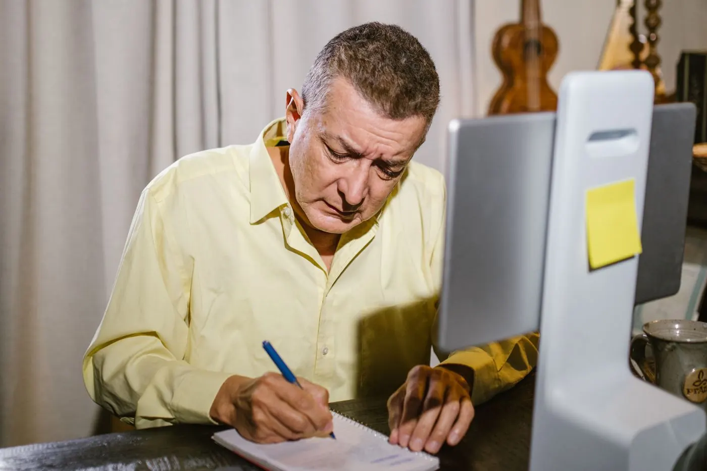 Dono de pequeno negócio no escritório