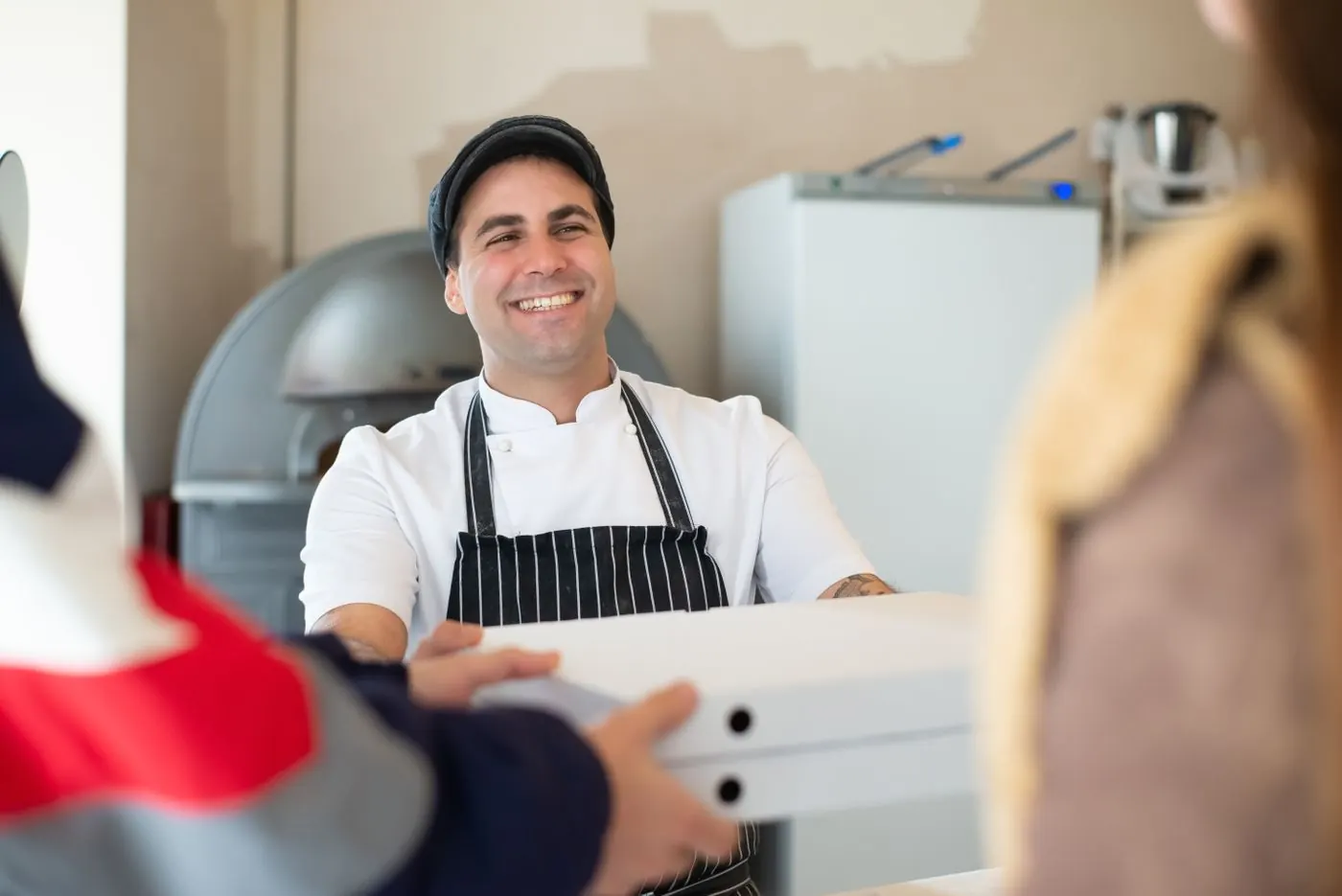 Dono de pequeno negócio na pizzaria